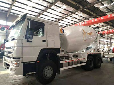 Se entregan 2 unidades de camiones mezcladores de tránsito de 10 m3 a Kurakavi